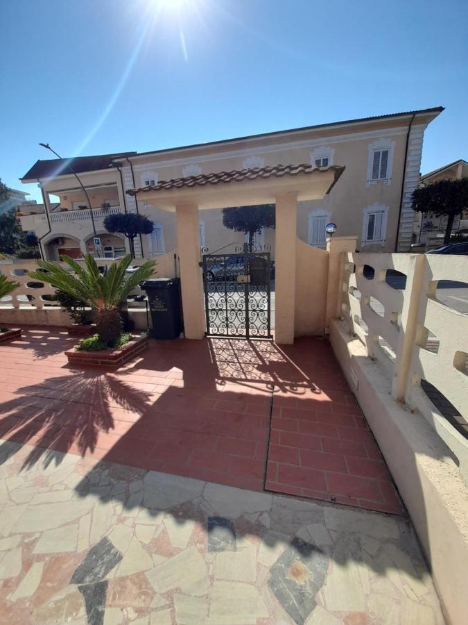Bouganville Casa Vacanza Ambiente Climatizzato Con Wi Fi Pineto Εξωτερικό φωτογραφία