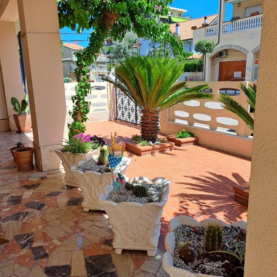 Bouganville Casa Vacanza Ambiente Climatizzato Con Wi Fi Pineto Εξωτερικό φωτογραφία